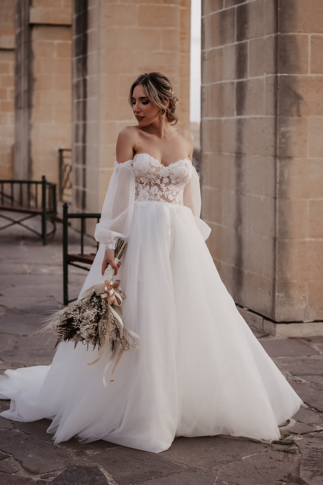 Braut im wunderschönen Brautkleid der Villa Marina