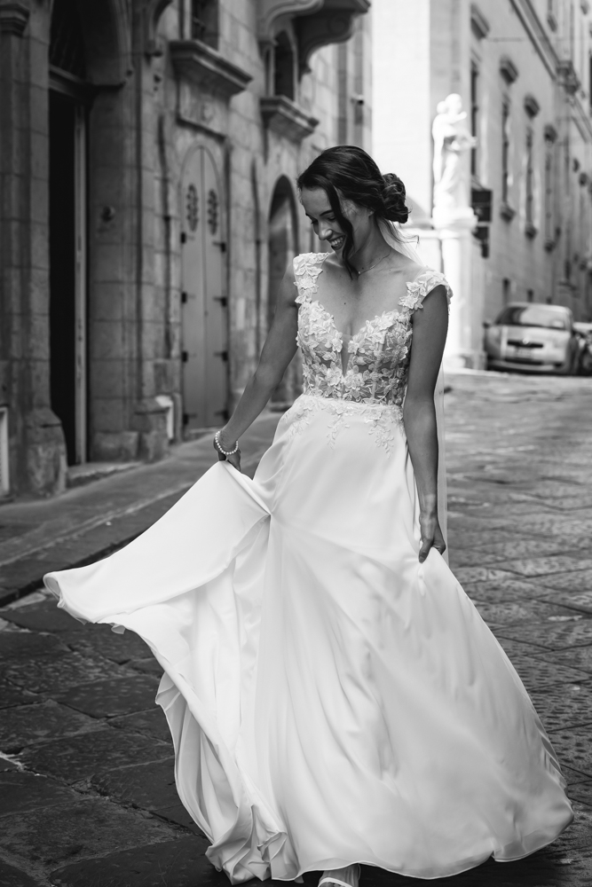 Braut im fließenden Kleid in den Straßen Valletta