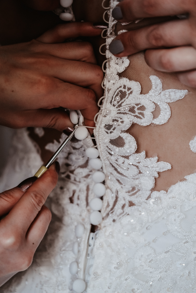 Knöpfe eines Brautkleids-Getting Ready für Hochzeit in Hamburg