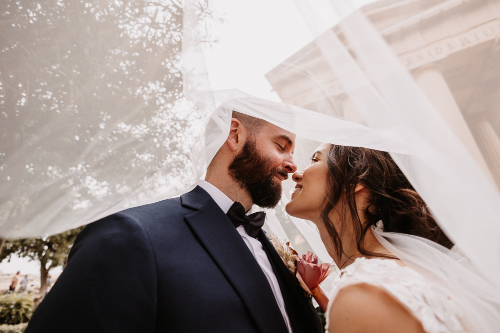 Brautpaar mit Schleier