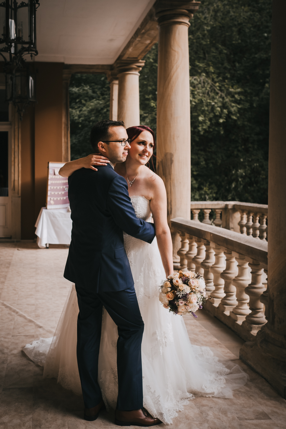 Brautpaar-schloss-hochzeitspaar-hochzeitsfotografie-Terasse-hochzeit