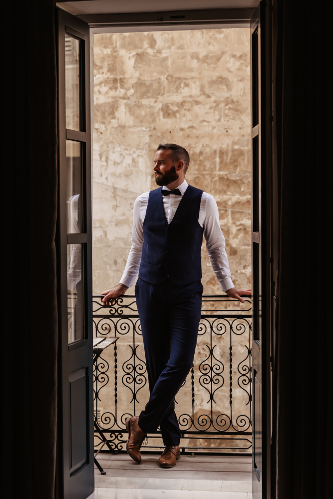 Bräutigam auf Balkon auf Malta