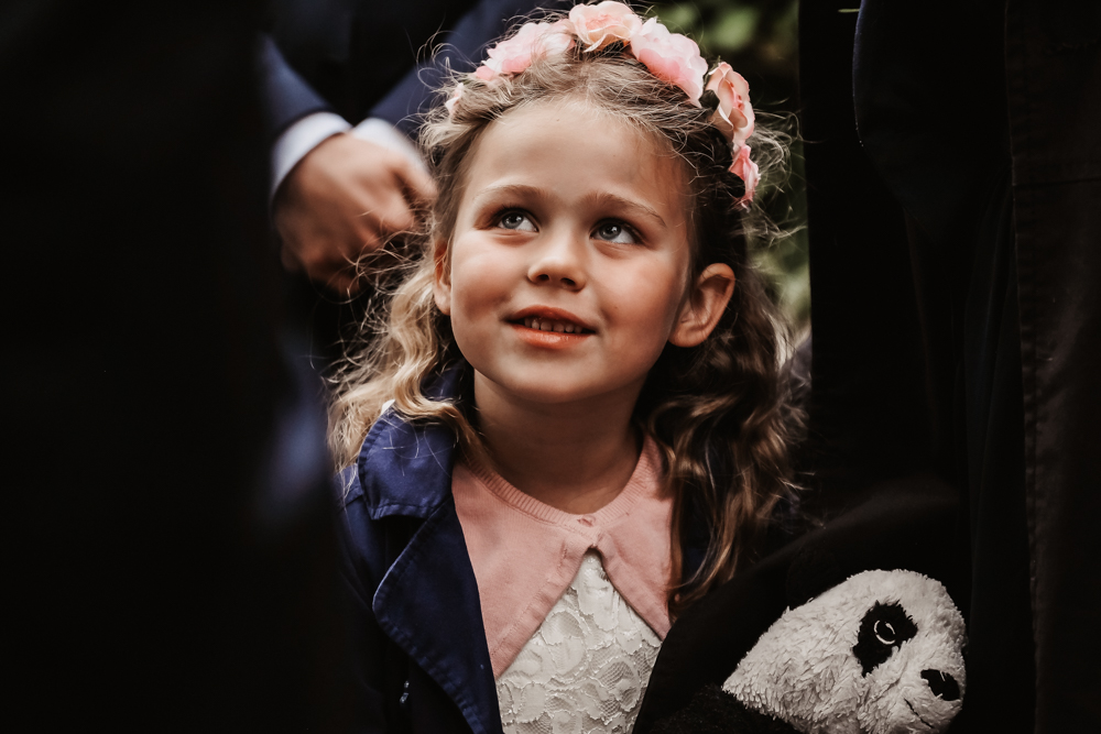 Süßes Blumenmädchen bei Hochzeit in Hamburg